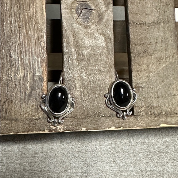 Sterling silver 925 great shape Onyx black gemstone ornate dangle wire earrings - Picture 3 of 8